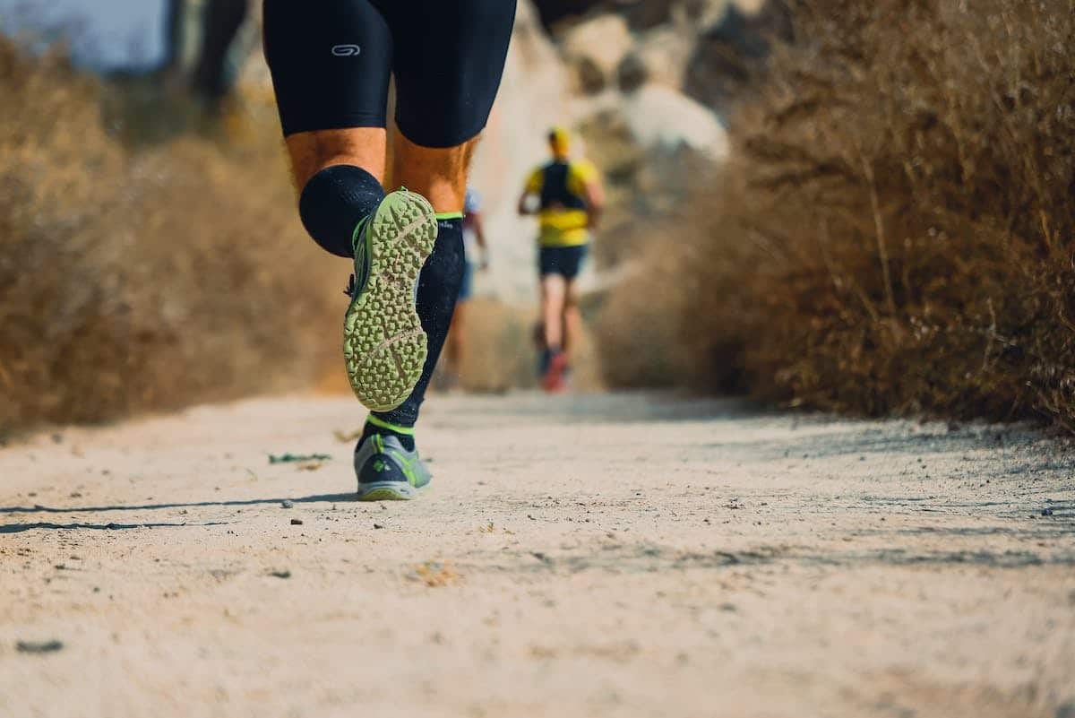 Choisir la bonne paire de chaussures : les nuances entre les chaussures de course et de trail