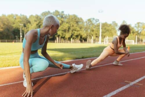 Les étirements indispensables avant et après une séance de sport pour prévenir les blessures