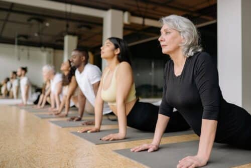 Les bienfaits de l’entraînement en groupe ou avec un coach en fitness pour maximiser vos progrès