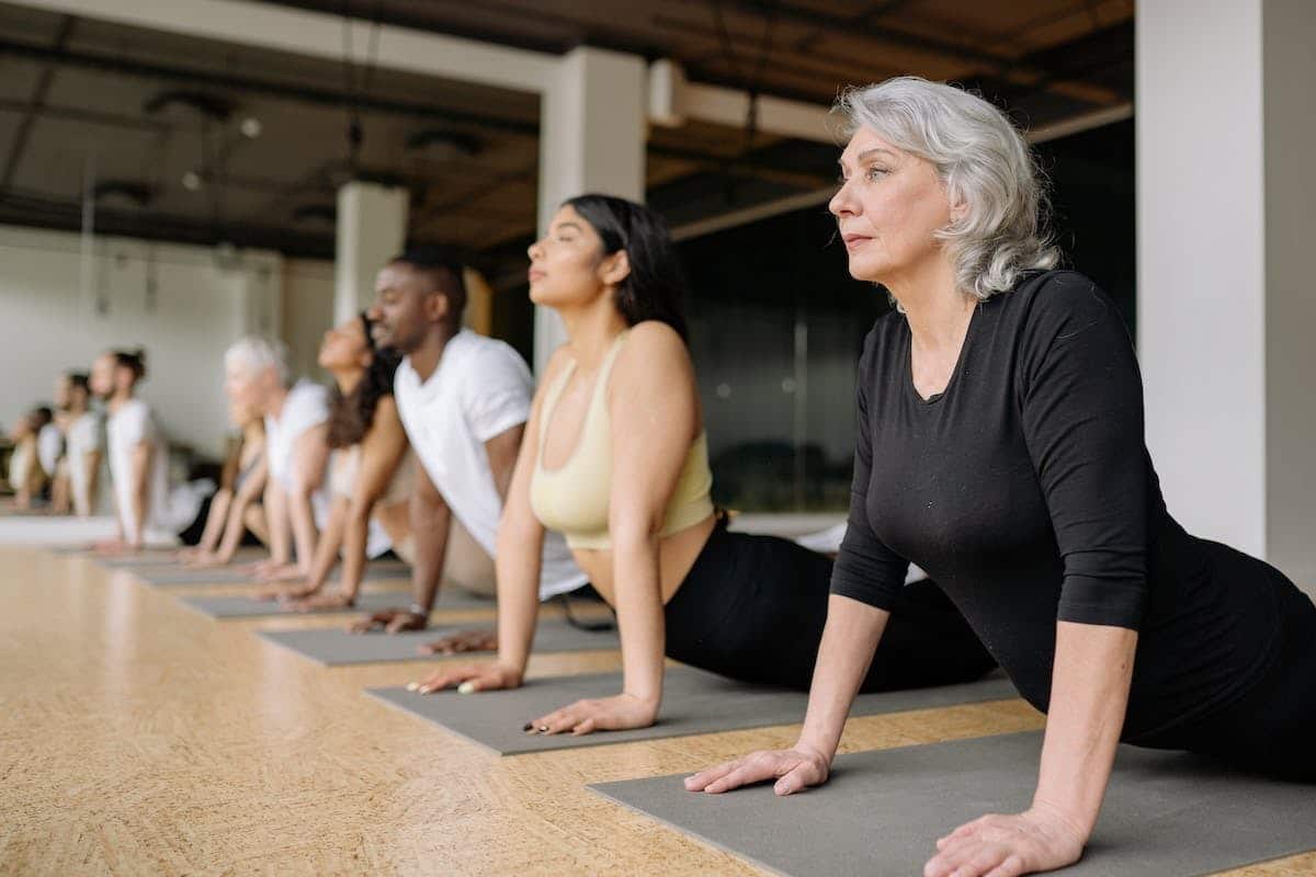 Les bienfaits de l’entraînement en groupe ou avec un coach en fitness pour maximiser vos progrès