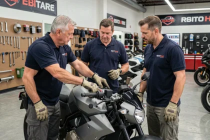 Équipe de mécaniciens Aunis Moto Nautic réunis autour d'une moto dans les coulisses du showroom